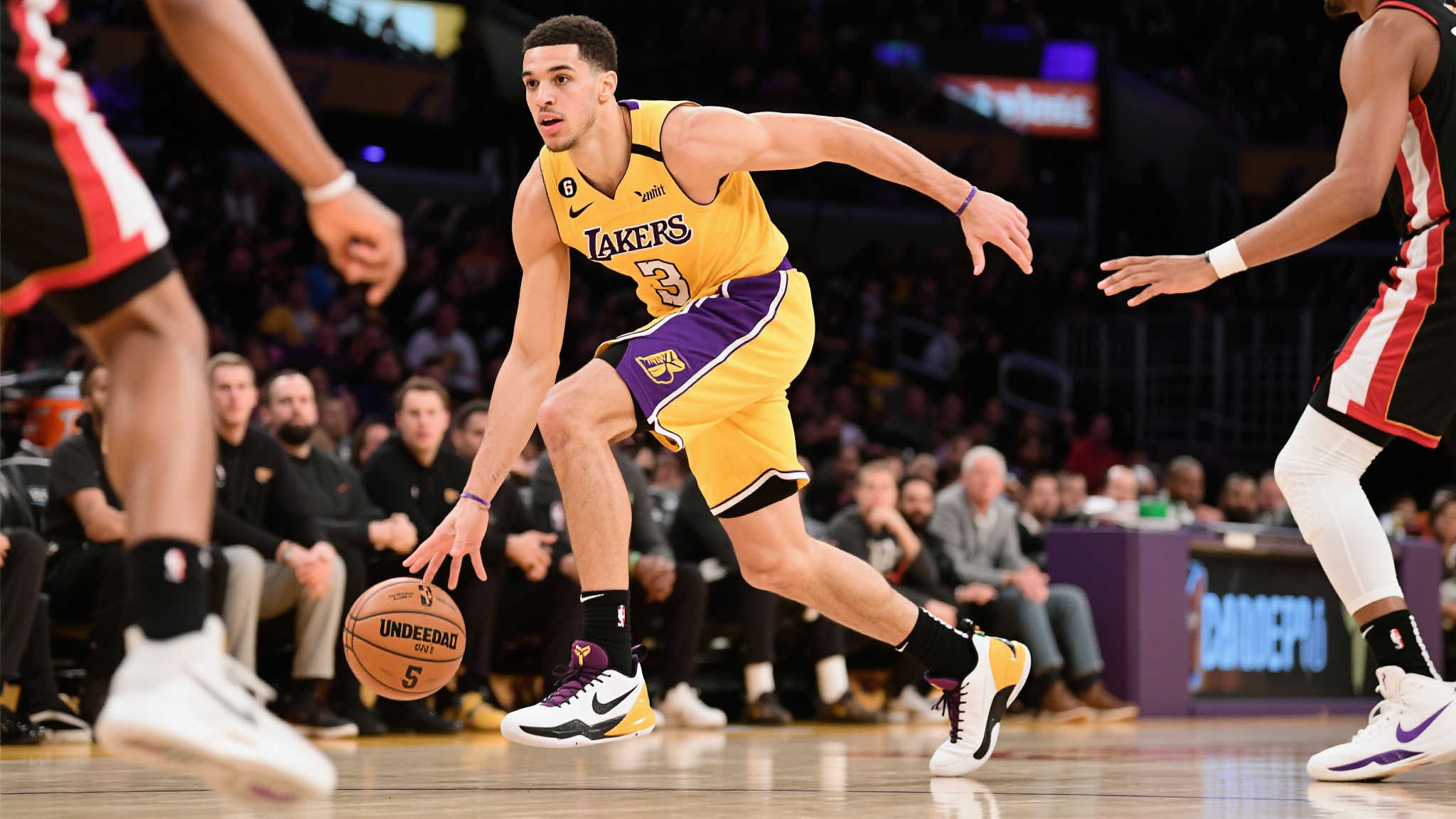 卡鲁索脚踩Undefeated联名科比5,轰下10分并强摘3次球权 篮球场上,总有一些瞬间让观众惊呼,这不仅因为运动员